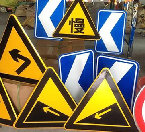 营山县标识标牌中颜色的确定是很重要的。